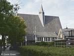 Zijkant kerk met dakruiter.
<br/>
Corrie Groen- Pickhard, 2015-08-07